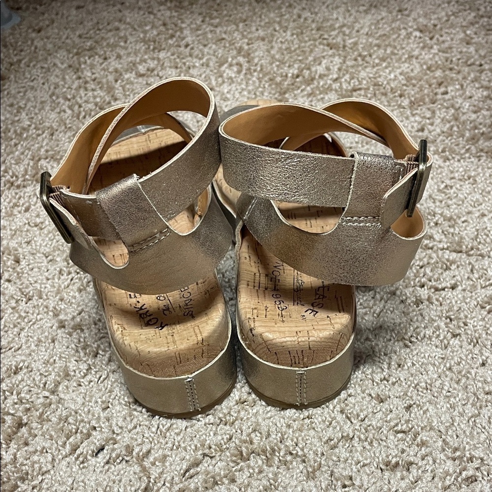 NEW Kork-Ease Metallic Gold Sandals Size 6 - Picture 4 of 6